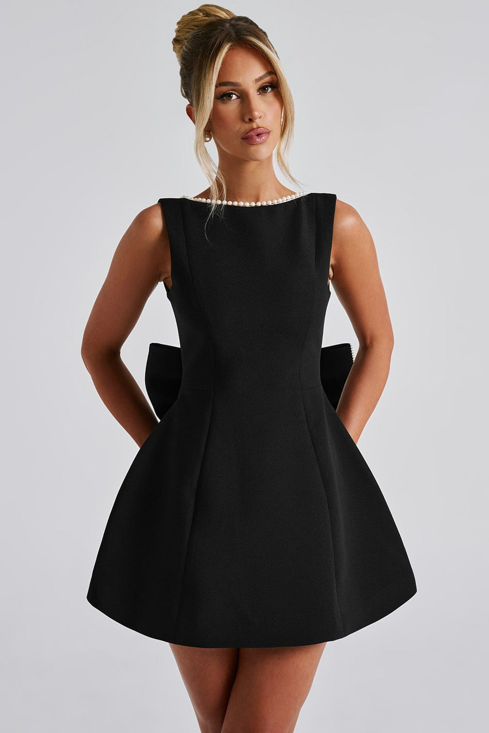 Elle – Rochie Mini de Damă cu Fundă și Perle