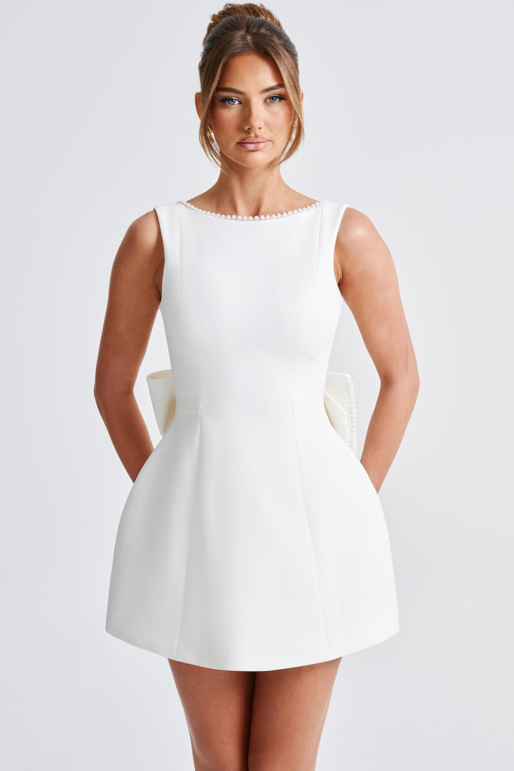 Elle – Rochie Mini de Damă cu Fundă și Perle